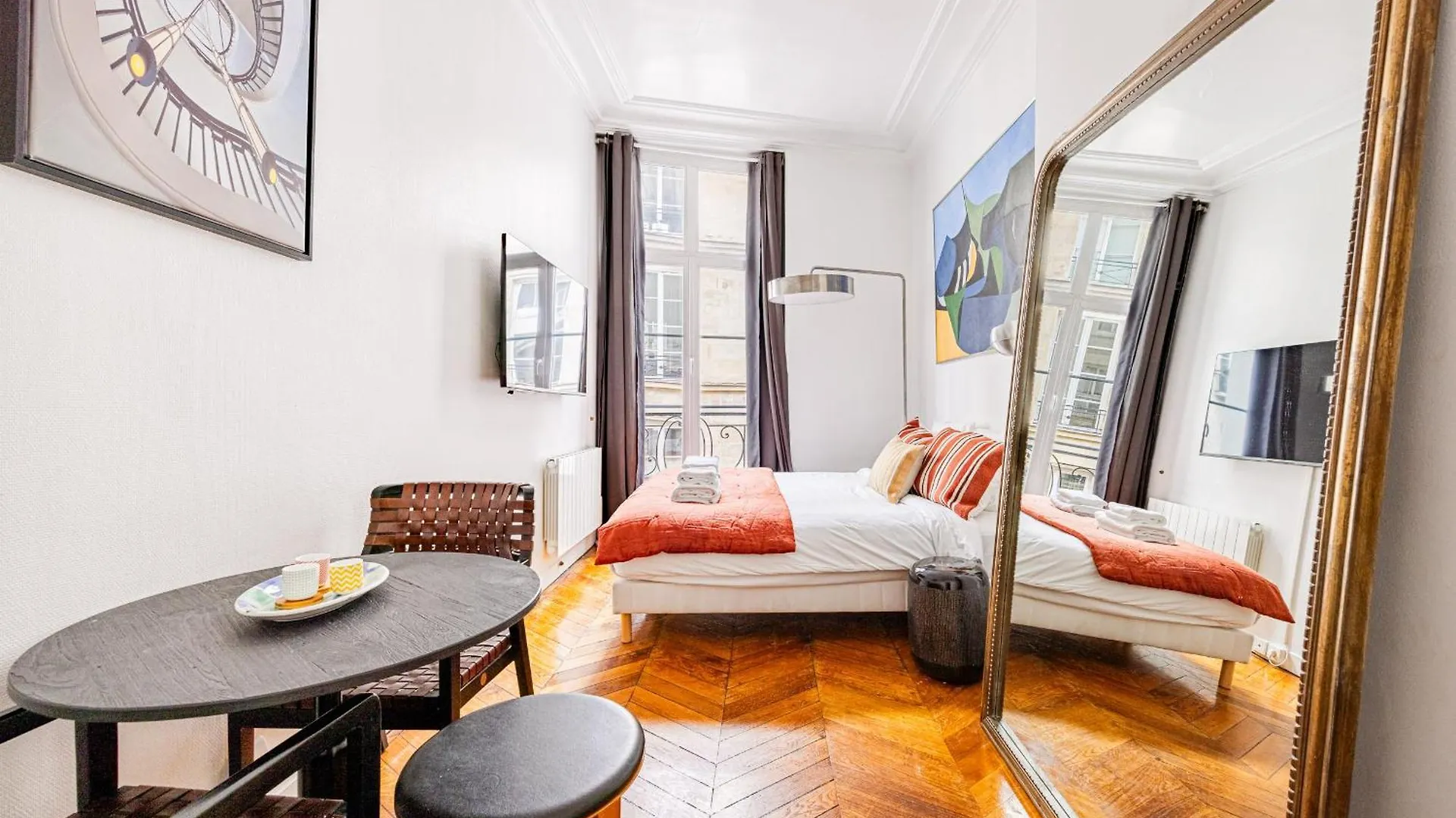 Apartment Luminous Studio Oasis Steps From The Louvre Paris