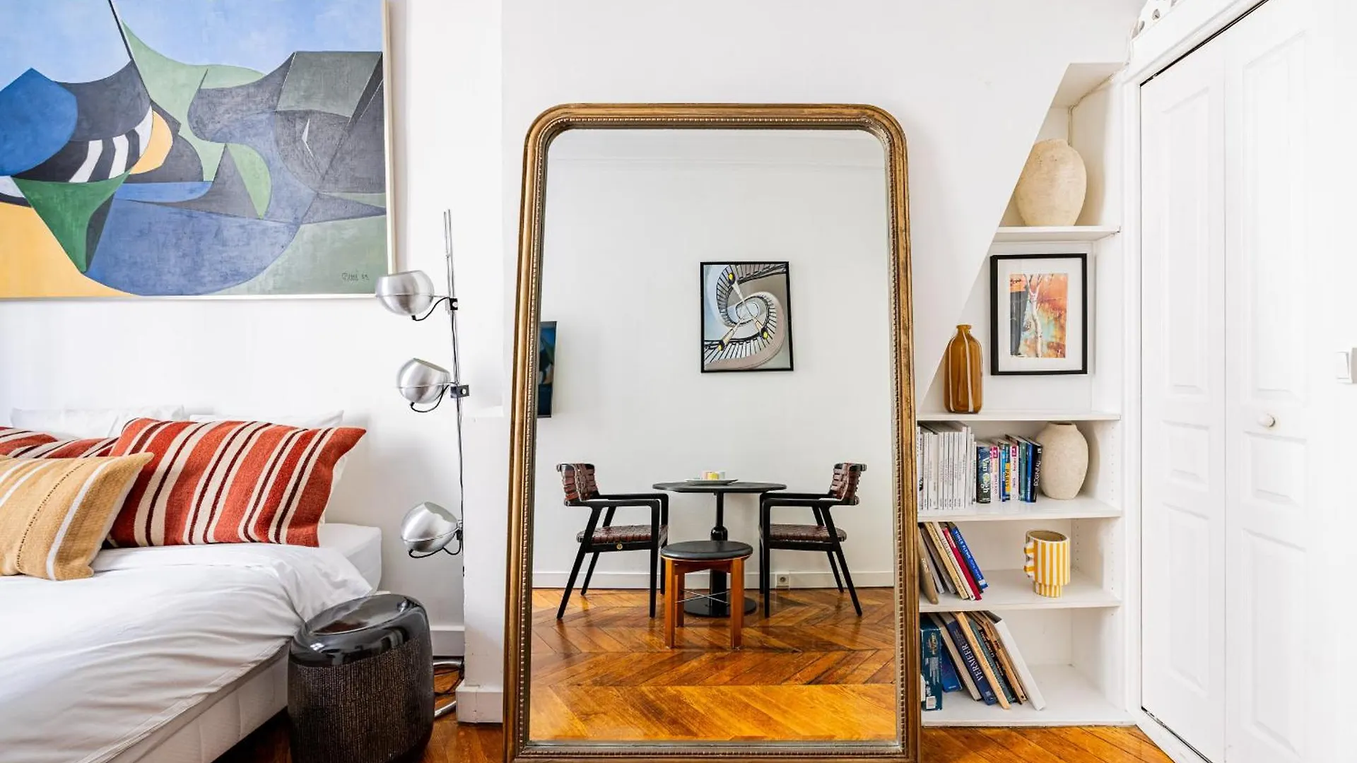 Luminous Studio Oasis Steps From The Louvre Paris Apartment